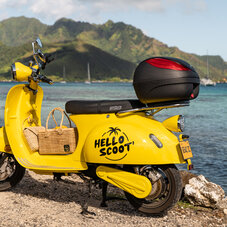 photo d'un hello scoot' en bord de mer