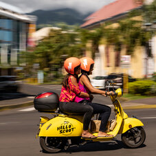 photo d'un duo en hello scoot devant la cathédrale de papeete