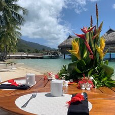 photo d'une table sur la plage en bord de mer au manava moorea