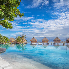 photo des bungalows sur pilotis du manava moorea avec vue sur la piscine