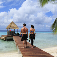 couple sur un ponton a rangiroa au bord de l'eau