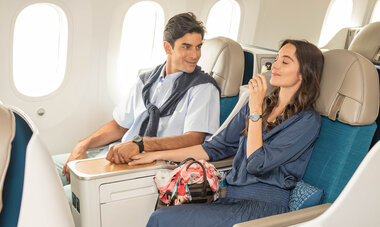 Couple a bord de la classe affaire d'air tahiti nui