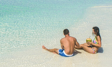 atn-illust-_0005_veerdonk-visuals-full-rights-web-social-media-ife_44.jpg Air Tahiti Nui plage couple Veerdonk