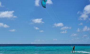 atn-illust-kite-girl2.jpg Air Tahiti Nui kitesurf