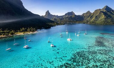 Moorea vue aérienne du lagon et des montagnes de Moorea