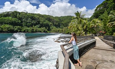Arahoho trou du souffleur Touriste qui regarde les vagues à Arahoho Tahiti