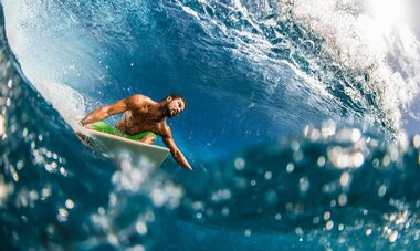 Michel Bourez faisant du surf sur une vague 
