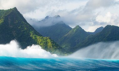 Vague de Teahupo'o Vague de Teahupo'o avec vue sur la montagne