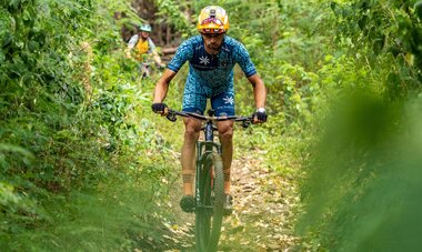 Mehdi Gabrillargues faisant du vélo dans la forêt 