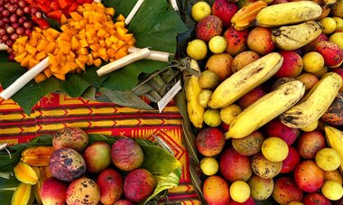 Corbeilles remplies de fruits locaux (bananes, mangues, carambole, etc..) 