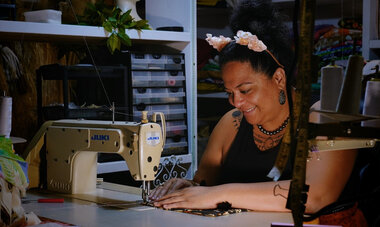 Hinatea Colombani Hinatea Colombani faisant de la couture