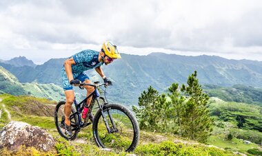 Mehdi Gabrillargues faisant du vélo dans la montagne 