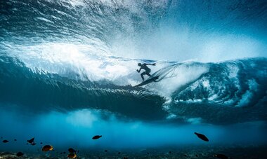 Personne pratiquant du surf 