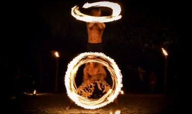 Danseurs polynésiens pratiquant la danse du feu
