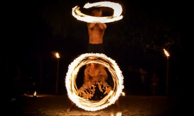 Danseur polynésiens Danseurs polynésiens pratiquant la danse du feu