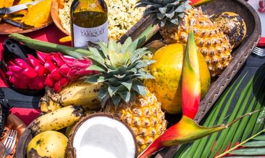 Plateau de fruits exotiques - Poisson cru au lait de coco Plateau de fruits exotiques - Poisson cru au lait de coco