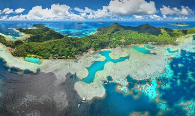 Vue aérienne sur l'île de Mangareva aux Gambier