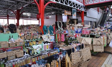 Marché de Papeete Vue sur des stands à l'intérieur du marché de Papeete