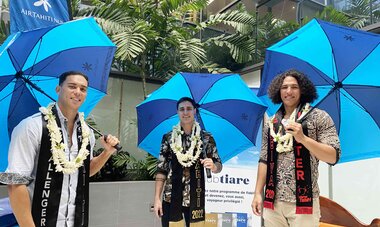Teaniva Dinard lors de la séance de dédicace d'Air Tahiti Nui 