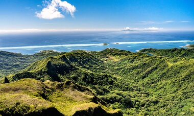 vue depuis les montagnes de polynésie française et la mer en second plan