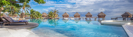 photo des bungalows sur pilotis du manava moorea avec vue sur la piscine