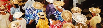 Chanteurs polynésiens Vue aérienne de chanteurs polynésiens dans une église portant des chapeaux artisanaux
