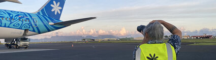 Danee Hazama prend en photo un appareil Air Tahiti Nui sur le tarmac